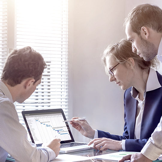 3 Menschen bei Projektplanung